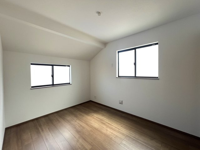 イイ感じのお庭にイイ感じの南向き間取り◎広々お庭で何する！？庭があると人の心は癒され、それでいて開放感も生まれると言う現象が起こる。さぁ、それを感じるのは今だ！！な、『旭区今宿２丁目』新築戸建の洋室|個人の部屋や寝室として使える洋室です