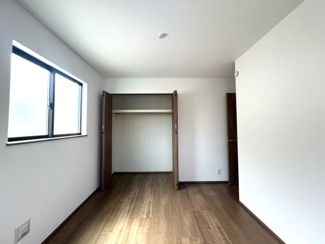 イイ感じのお庭にイイ感じの南向き間取り◎広々お庭で何する！？庭があると人の心は癒され、それでいて開放感も生まれると言う現象が起こる。さぁ、それを感じるのは今だ！！な、『旭区今宿２丁目』新築戸建の洋室|洋室です