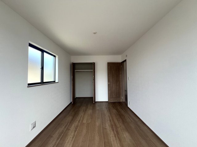 イイ感じのお庭にイイ感じの南向き間取り◎広々お庭で何する！？庭があると人の心は癒され、それでいて開放感も生まれると言う現象が起こる。さぁ、それを感じるのは今だ！！な、『旭区今宿２丁目』新築戸建の洋室|きれいな洋室です