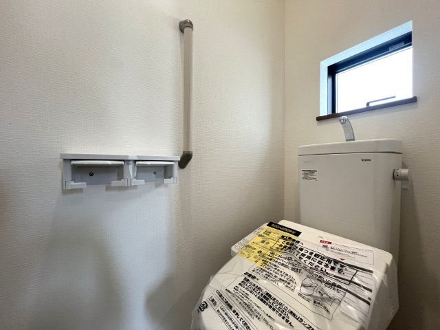 イイ感じのお庭にイイ感じの南向き間取り◎広々お庭で何する！？庭があると人の心は癒され、それでいて開放感も生まれると言う現象が起こる。さぁ、それを感じるのは今だ！！な、『旭区今宿２丁目』新築戸建のトイレ|落ち着いたトイレです
