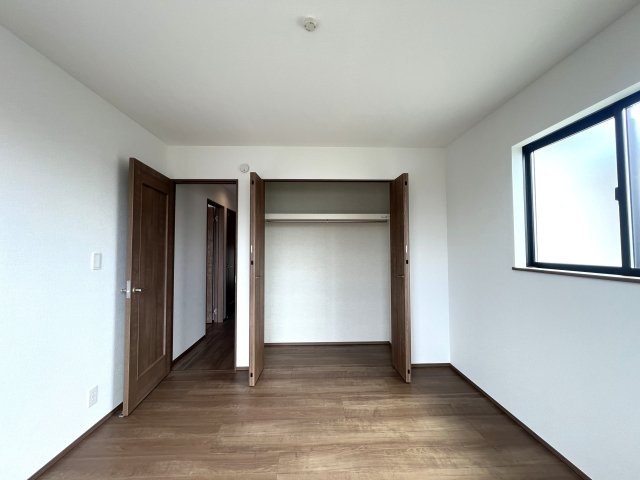 イイ感じのお庭にイイ感じの南向き間取り◎広々お庭で何する！？庭があると人の心は癒され、それでいて開放感も生まれると言う現象が起こる。さぁ、それを感じるのは今だ！！な、『旭区今宿２丁目』新築戸建の洋室|洋室です