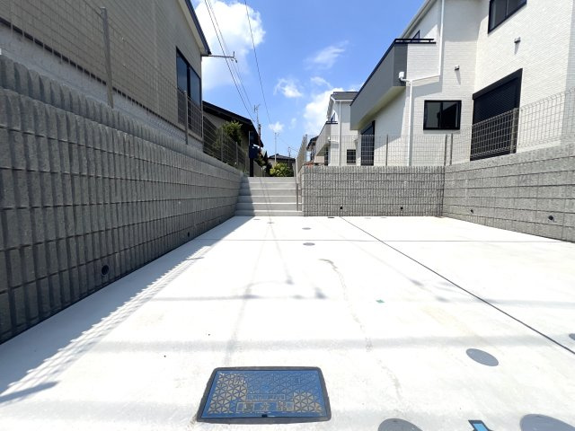 イイ感じのお庭にイイ感じの南向き間取り◎広々お庭で何する！？庭があると人の心は癒され、それでいて開放感も生まれると言う現象が起こる。さぁ、それを感じるのは今だ！！な、『旭区今宿２丁目』新築戸建の駐車場|駐車場です