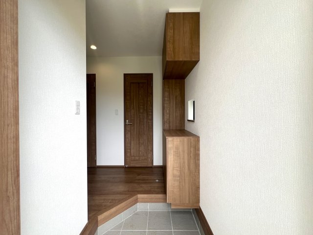 イイ感じのお庭にイイ感じの南向き間取り◎広々お庭で何する！？庭があると人の心は癒され、それでいて開放感も生まれると言う現象が起こる。さぁ、それを感じるのは今だ！！な、『旭区今宿２丁目』新築戸建の玄関|シンプルで使いやすい玄関です