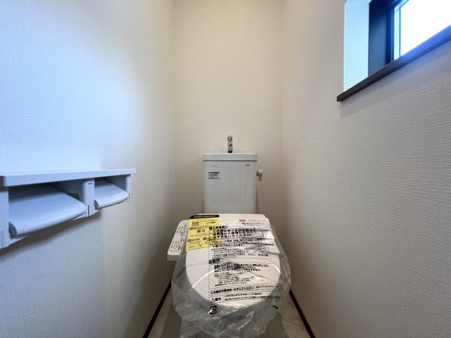 イイ感じのお庭にイイ感じの南向き間取り◎広々お庭で何する！？庭があると人の心は癒され、それでいて開放感も生まれると言う現象が起こる。さぁ、それを感じるのは今だ！！な、『旭区今宿２丁目』新築戸建のトイレ|清潔感のあるトイレです