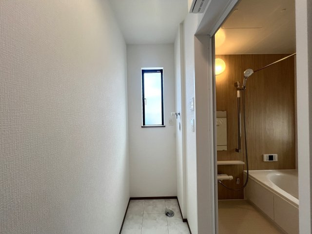 イイ感じのお庭にイイ感じの南向き間取り◎広々お庭で何する！？庭があると人の心は癒され、それでいて開放感も生まれると言う現象が起こる。さぁ、それを感じるのは今だ！！な、『旭区今宿２丁目』新築戸建のランドリースペース