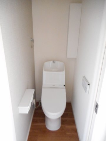 落ち着いた色調のトイレです