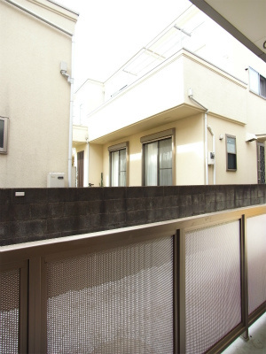開放的で明るい空間を演出してくれるバルコニーです