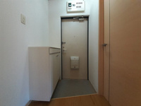 収納もある玄関です