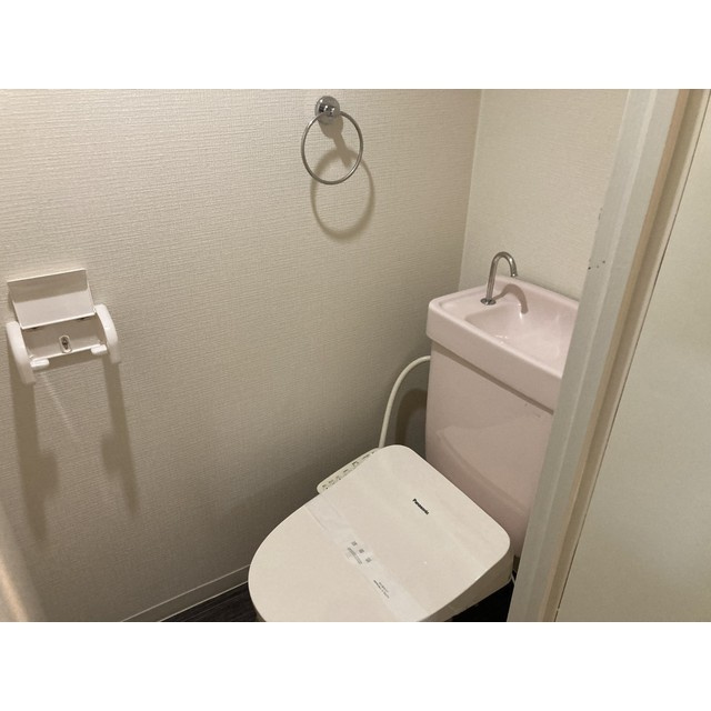 ゆったりとした空間のトイレです