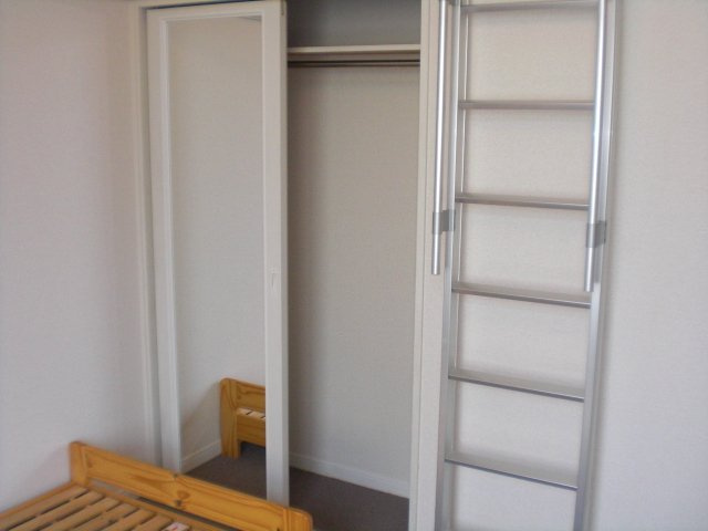 明るい色調の室内です