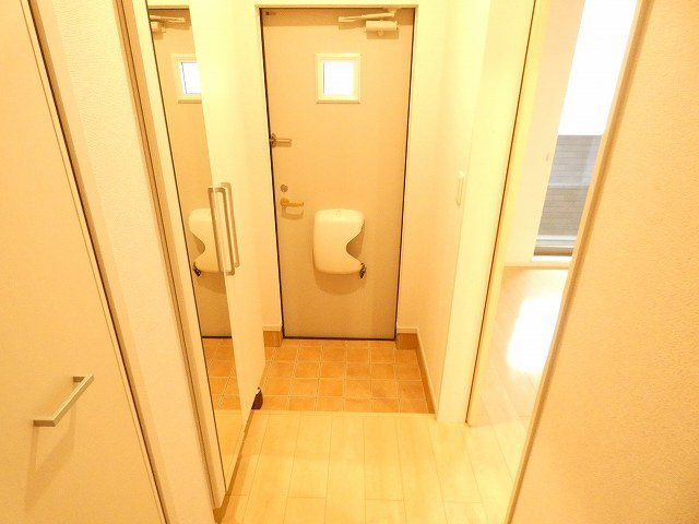 収納もある玄関です