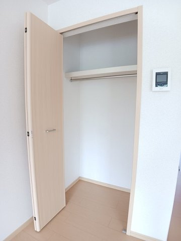 モナ・ヴェイルのその他