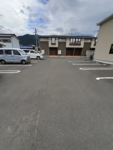 ジュネス・ＳＯＧＯ　Ｅの駐車場