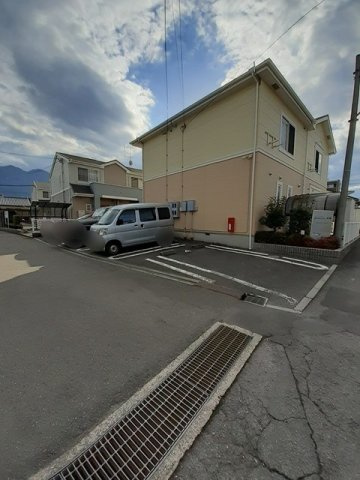 ジュネス本郷の駐車場