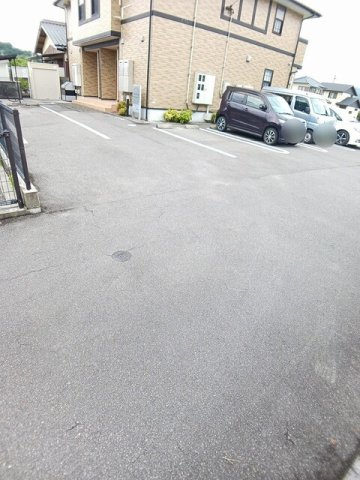 シャイン　ベリーの駐車場