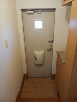 毎日通る玄関はこちらです