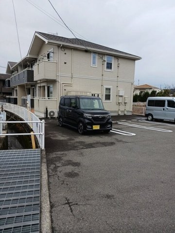 ローズ　クォーツの駐車場