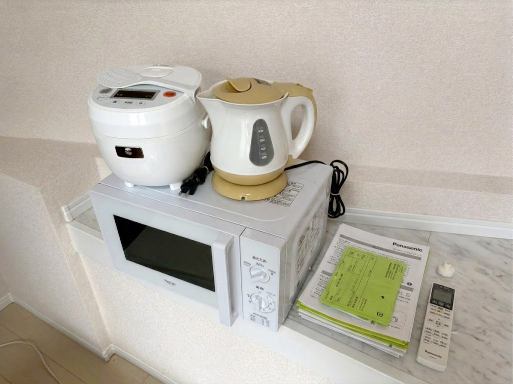 設備のの電子レンジ、炊飯器、ケトル