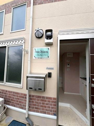 玄関ドアすぐ横にポストあります