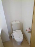 落ち着いた色調のトイレです