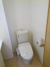 落ち着いた色調のトイレです