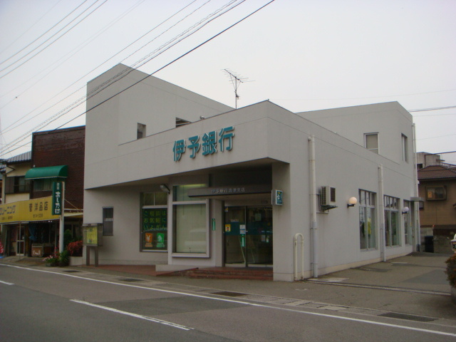 イーストリバーⅢの周辺|伊予銀行　高津支店まで600ｍ