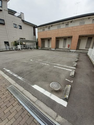 キャトル・セゾン駅前の駐車場
