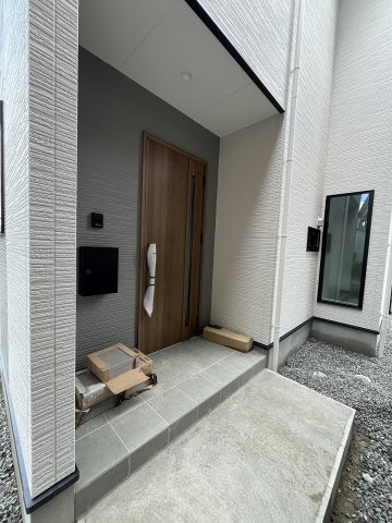 【玄関】 | 福岡市中央区小笹5丁目2期　2号棟（全2棟）【仲介手数料無料・0円】 | 施工例。施工例は完成時と異なる場合があります。