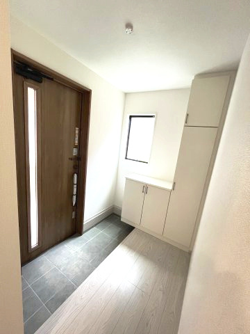 【玄関】 | 福岡市中央区小笹5丁目2期　2号棟（全2棟）【仲介手数料無料・0円】 | 施工例。施工例は完成時と異なる場合があります。