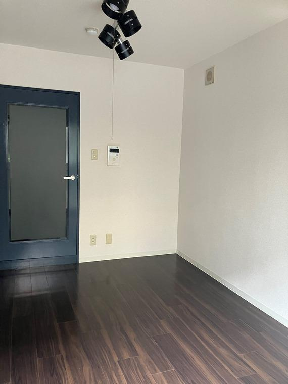 落ち着いて過ごせるお部屋なので、寝室にいかがでしょうか
