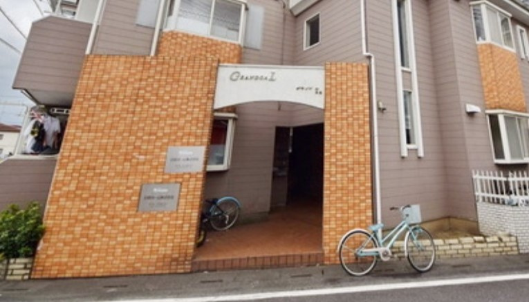 グランドール中島のエントランス