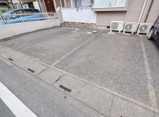 グランドール中島の駐車場