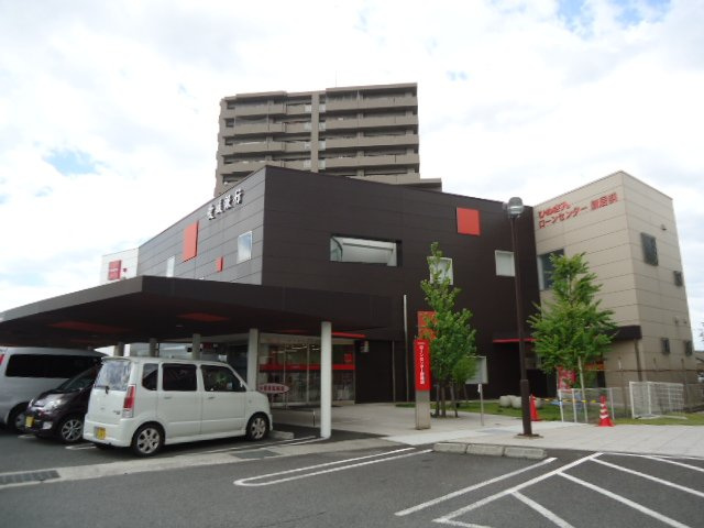 ルミナス西の土居の周辺|愛媛銀行新居浜支店まで550ｍ