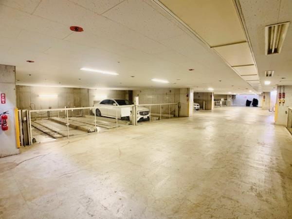 アパートメンツ東山の駐車場|カースペースがあります