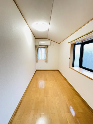 あきる野市伊奈　中古戸建の洋室|2階洋室