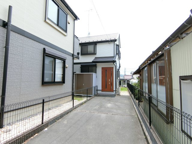 あきる野市伊奈　中古戸建の前面道路含む現地写真|前面道路