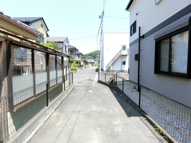 あきる野市伊奈　中古戸建の前面道路含む現地写真|前面道路
