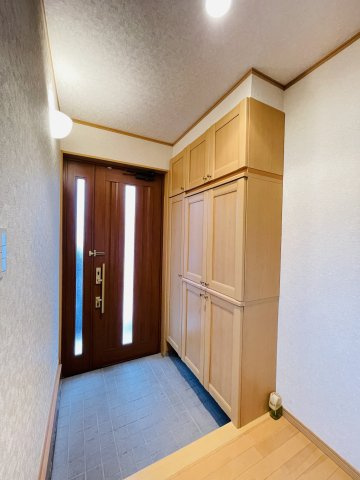 あきる野市伊奈　中古戸建の玄関|シューズボックス付です！