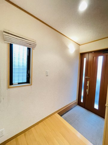あきる野市伊奈　中古戸建の玄関