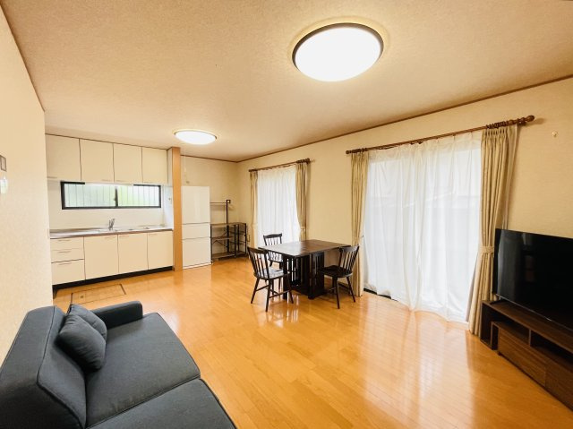 あきる野市伊奈　中古戸建の居間・リビング|南向きの明るいダイニングキッチンです！