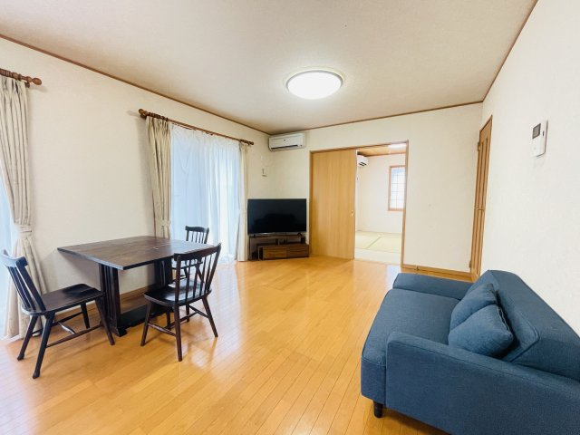 あきる野市伊奈　中古戸建の居間・リビング|15帖のLDKです！