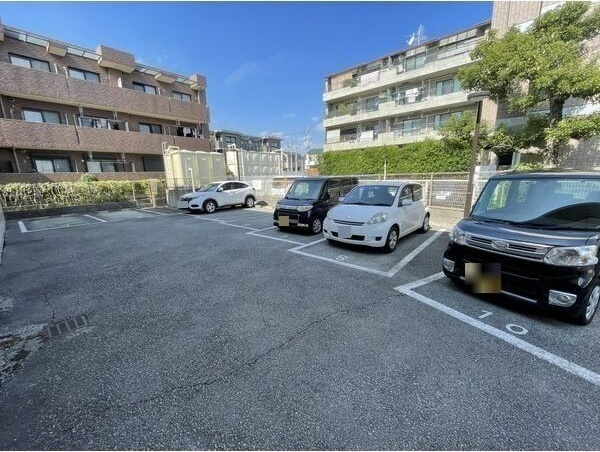 エトワールの駐車場