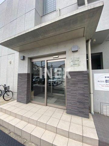 横浜市鶴見区栄町通４丁目の賃貸マンションのエントランス