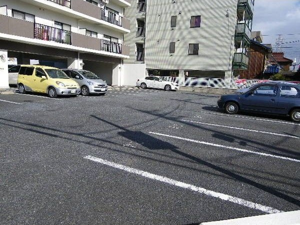 サニーハイツ林の駐車場