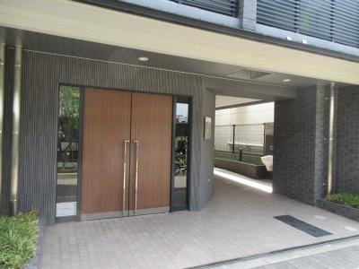エストーネ京都二条のエントランス