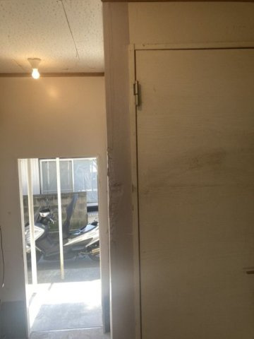 横須賀市富士見町２丁目のアパートの玄関