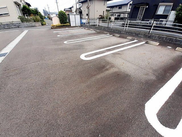 ベネ・ファキスⅠの駐車場