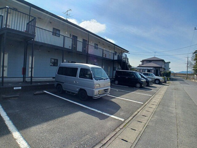 【駐車場】 | サンハイツ梶山Ｂ | 駐車場に車を止められます