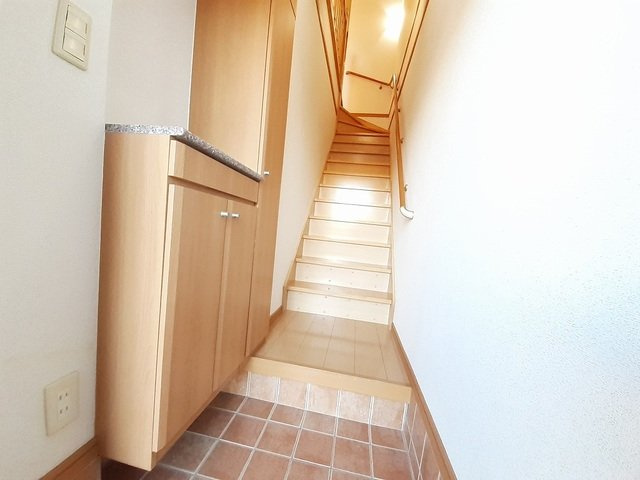【玄関】 | サンシャイン田原　Ｂ | 収納もある玄関です