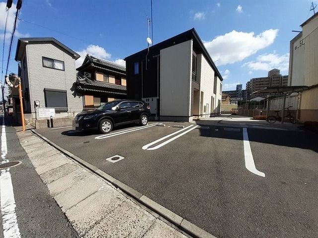 【駐車場】 | ラディアント・北方 | 駐車場があるので、車を買う予定の方も安心です